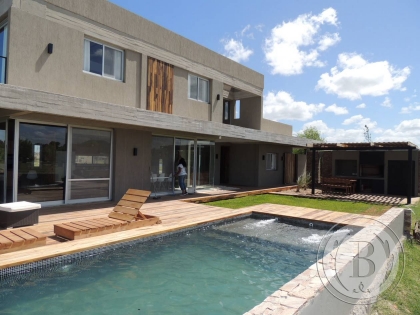 Alquiler Amoblado de Casa en San Benito en San Benito, Tigre — Foto 1