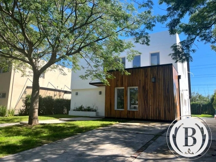 Alquiler Anual de Casa en Los Lagos en Los Lagos, Tigre — Foto 1