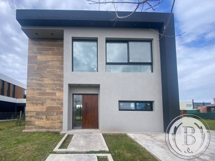 Alquiler Anual de Casa en Vila Marina - Vila Marina