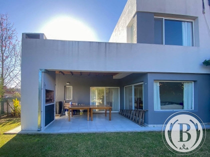 Venta C/renta de Casa en Casas de Santa Maria - Casas de Santa Maria